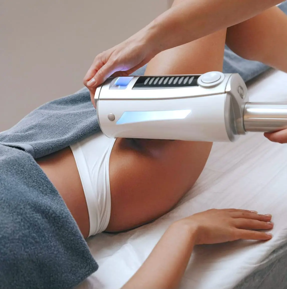A contouring session being worked over the glutes and upper thigh